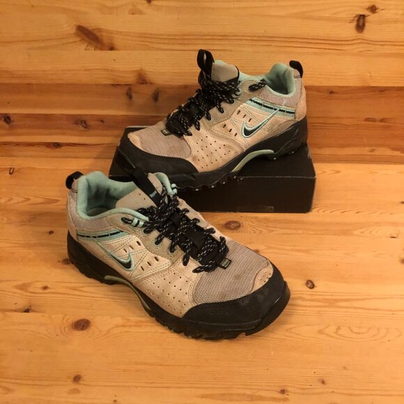 NIKE Women's Winter Hiking Boots waterproof leather ACG Lug Sole - Picture 1 of 12